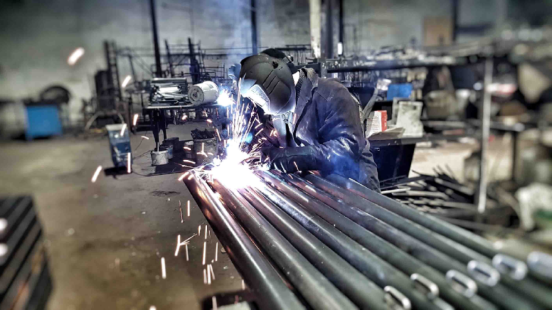 Какие материалы используют при изготовлении уличного спортивного оборудования в Орлом?